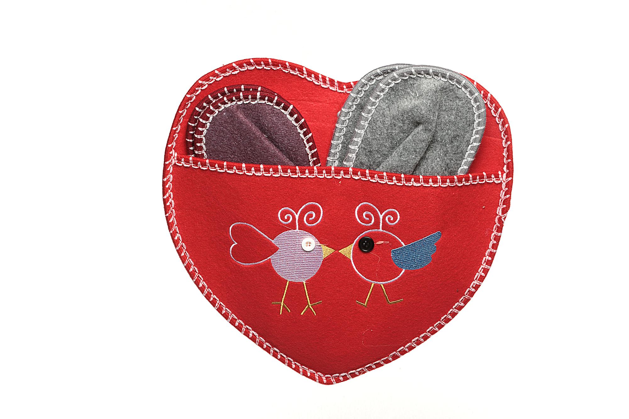 seria niewielkich naszywek wykonanych techniką satin stitch